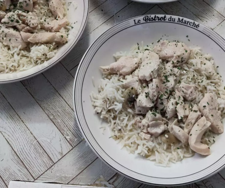 Plat de poulet accompagné de riz Cuissai