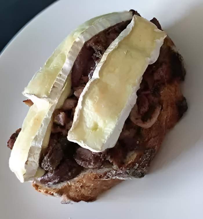Tartine de côtes levées avec du fromage fondu Cuissai