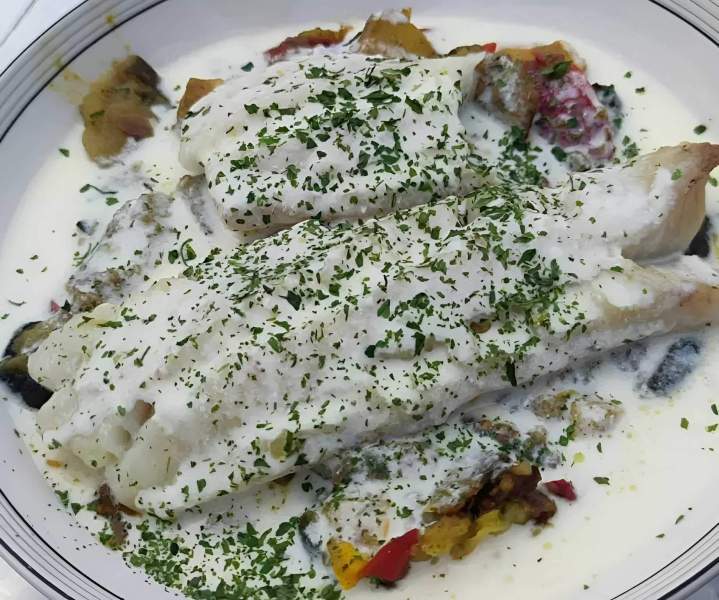 Plat de sole avec une sauce à la crème fraîche et aux herbes Cuissai