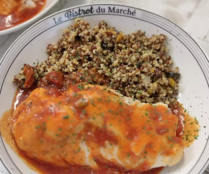 Poulet accompagné de couscous et d'une sauce tomate Cuissai