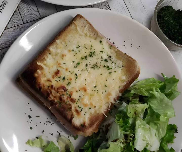 Croque-monsieur avec salade à emporter Cuissai